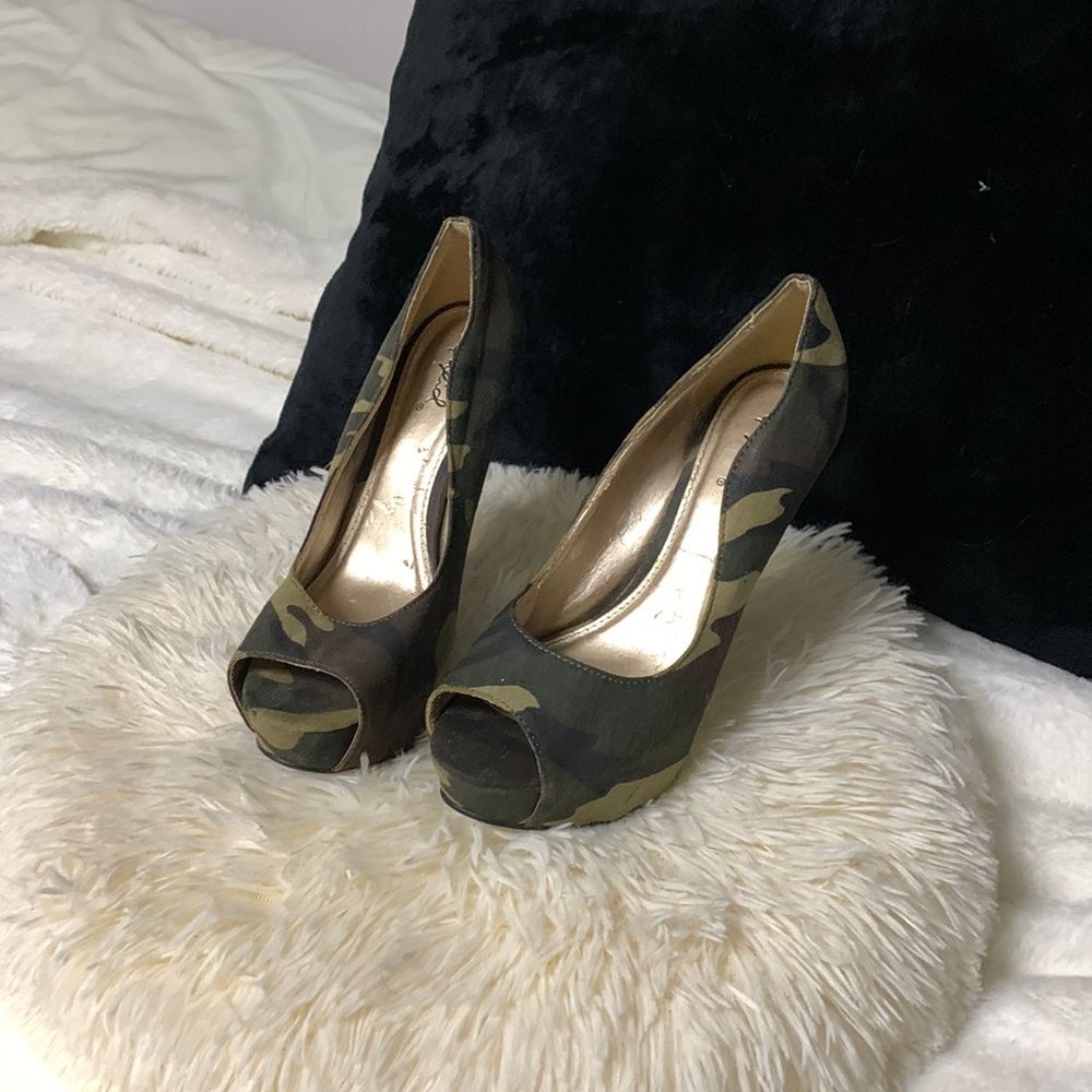 Camouflage stiletto heels